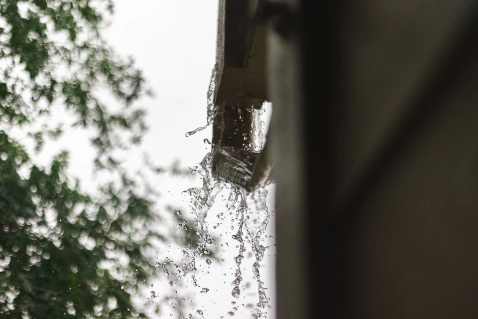 Eau débordant d'une descente de gouttière